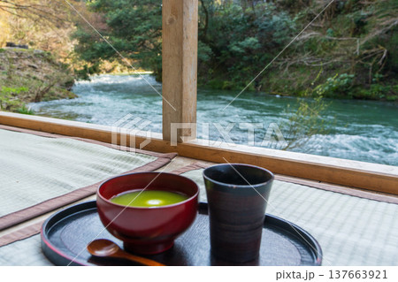 畳の上の抹茶と川の風景（日本の和文化） 137663921