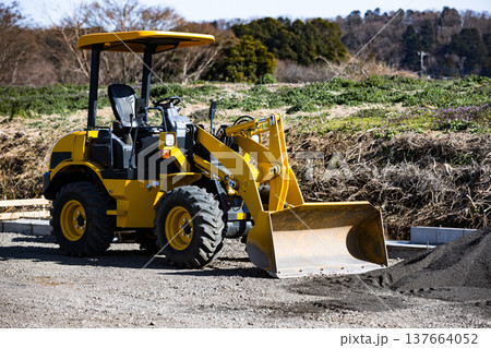 工事現場　重機ホイールローダー 137664052