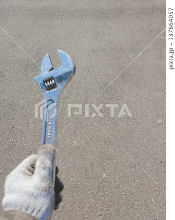 修理・メンテナンスのイメージ　工具を持つ手 137664057