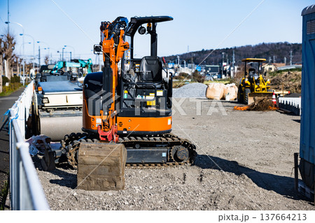 工事現場　重機パワーショベル 137664213
