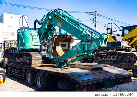 トラックトレーラーに積載された重機ショベルカー トラックトレーラーに積載された重機ショベルカー 137666244