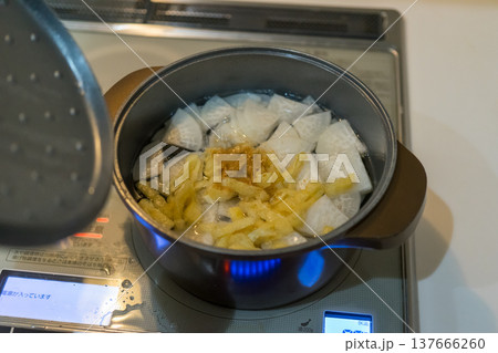 味噌汁を作る 味噌汁を作る 137666260