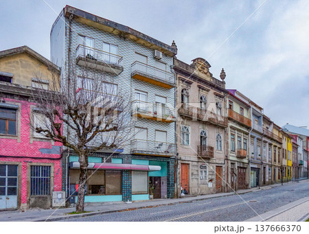 ポルトガル・ブラガの歴史的街並みと石畳の通り 137666370