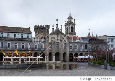 ポルトガル・ブラガ ラパ教会と雨上がりの広場風景 137666371