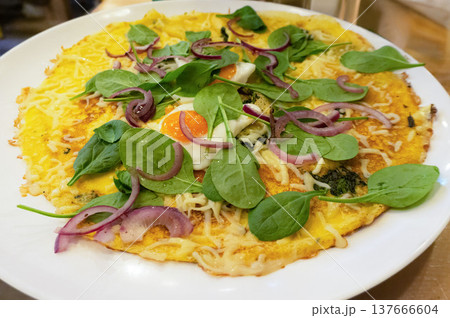 オランダ風パンケーキのブランチ 卵とほうれん草と赤玉ねぎのカフェ料理 137666604