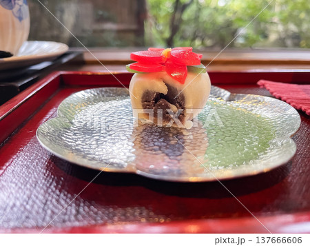 日本の上生菓子。花に模した羊羹が乗っている可愛い餡菓子。 137666606