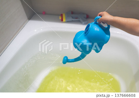お風呂でゾウさんジョウロで遊ぶ子供 137666608