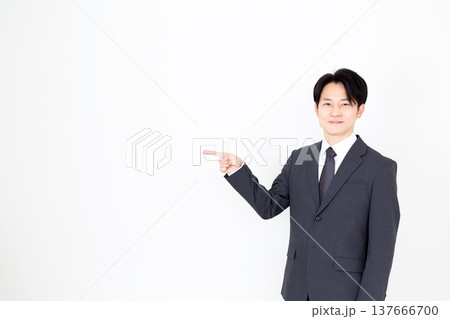 スーツを着たミドル男性ビジネスマン スーツを着たミドル男性ビジネスマン 137666700