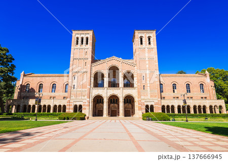 アメリカ　UCLAのメインホール　ロイス・ホール 137666945