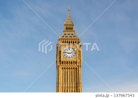ロンドンのビッグベンと青空の正面構図 ロンドンのビッグベンと青空の正面構図 137667343