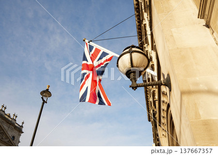 ロンドンの青空に掲げられたイギリス国旗ユニオンジャック ロンドンの青空に掲げられたイギリス国旗ユニオンジャック 137667357