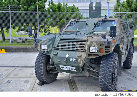 【神奈川】横須賀　海上自衛隊公開日の装甲車 137667366