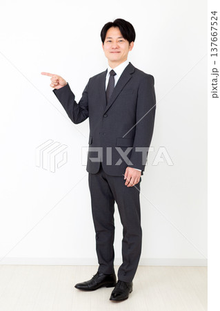 スーツを着たミドル男性ビジネスマン 137667524