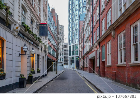 歴史的建築と現代建築が並ぶロンドンの街並み 137667883