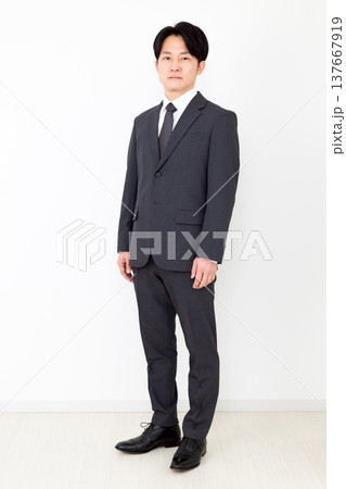 スーツを着たミドル男性ビジネスマン スーツを着たミドル男性ビジネスマン 137667919