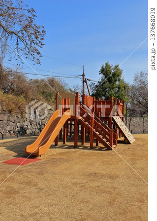 公園の滑り台 137668019