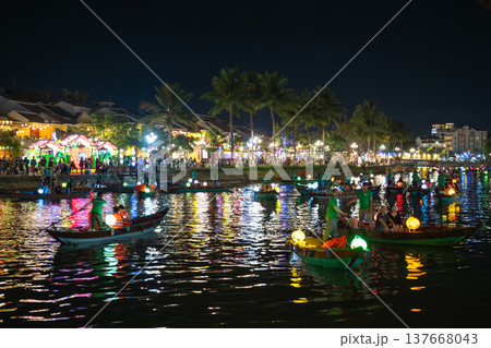 トゥボン川沿いの夜景, ホイアン, ベトナム 137668043