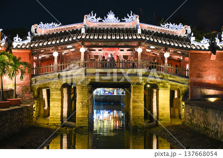 夜の来遠橋(日本橋), ホイアン, ベトナム 夜の来遠橋(日本橋), ホイアン, ベトナム 137668054