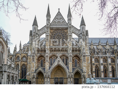 ロンドン ウェストミンスター寺院の西正面ファサード 137668112