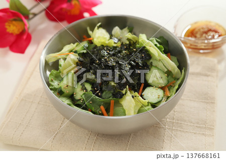 韓国のりを味わう！チョレギサラダ 137668161