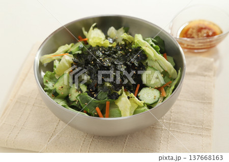 韓国のりを味わう！チョレギサラダ 137668163