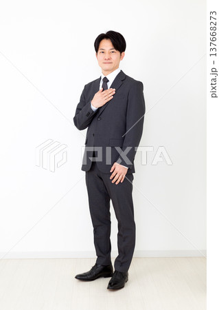 胸に手を当てるスーツを着たミドル男性ビジネスマン 137668273