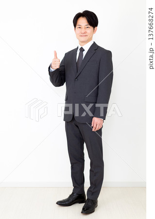 親指を立てるスーツを着たミドル男性ビジネスマン 137668274