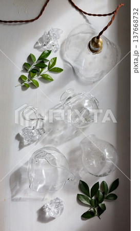 白い壁に光の模様を映すハンドメイドガラスのオブジェ 137668732