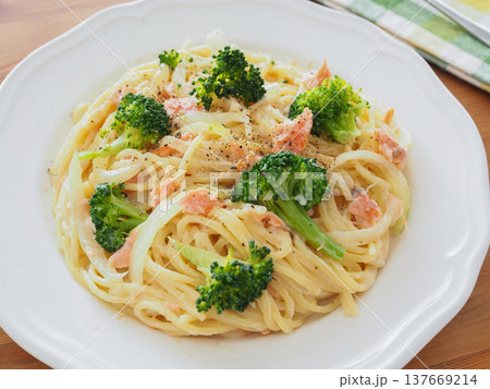 鮭とブロッコリーのクリームパスタ 鮭とブロッコリーのクリームパスタ 137669214