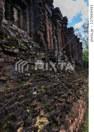 ミーソン遺跡の寺院跡, クアンナム省, ベトナム 137669491