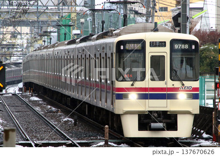 ［KO］冬の京王本線9030系電車（区間急行：都営地下鉄新宿線直通） 137670626