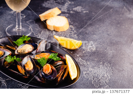 Delicious seafood mussels with sauce and parsley. 137671377