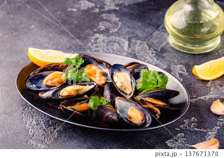 Delicious seafood mussels with sauce and parsley. 137671378