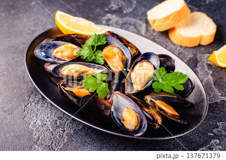 Delicious seafood mussels with sauce and parsley. 137671379