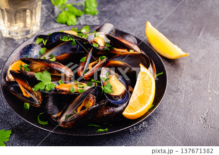 Delicious seafood mussels with sauce and parsley. 137671382