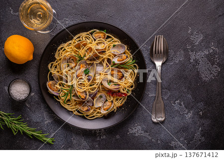 Seafood pasta with clams Spaghetti alle Vongole. 137671412