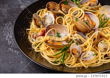 Seafood pasta with clams Spaghetti alle Vongole 137671413
