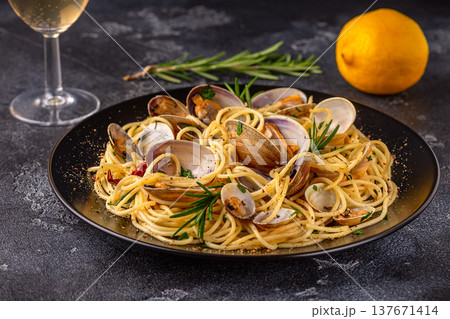 Seafood pasta with clams Spaghetti alle Vongole 137671414