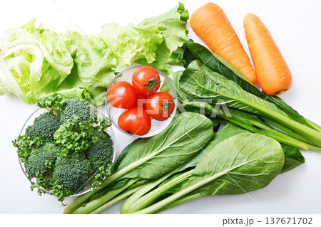 新鮮な野菜 緑黄色野菜 緑の野菜 健康野菜 色とりどりの野菜 新鮮な野菜 緑黄色野菜 緑の野菜 健康野菜 色とりどりの野菜 137671702