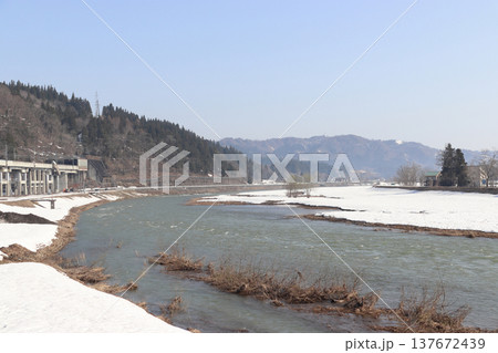 雪融けの魚野川:多聞橋~下流側を望む(新潟県南魚沼市) 雪融けの魚野川:多聞橋~下流側を望む(新潟県南魚沼市) 137672439