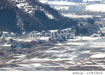 雪融け:冬晴れの田園地帯(新潟県南魚沼市水尾地区) 雪融け:冬晴れの田園地帯(新潟県南魚沼市水尾地区) 137672610
