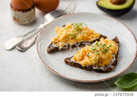 Scrambled egg sandwich Scrambled egg sandwich 137672916