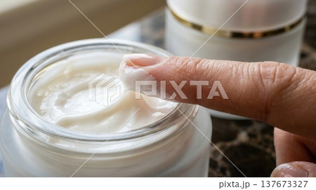 Thick Rich White Hair Repairing Mask Cream Swatch Texture Macro 137673327