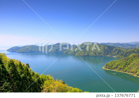 賤ヶ岳頂上から望む奥琵琶湖の絶景 137676771
