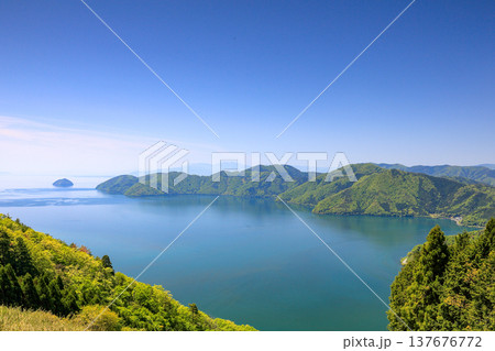 新緑の賤ヶ岳から見る竹生島と琵琶湖 137676772
