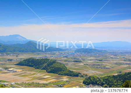 賤ヶ岳から望む湖北の田園風景と伊吹山 賤ヶ岳から望む湖北の田園風景と伊吹山 137676774