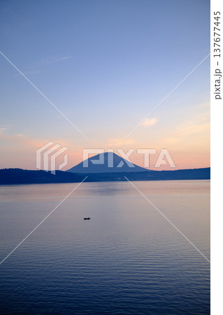 洞爺湖と朝焼け 137677445