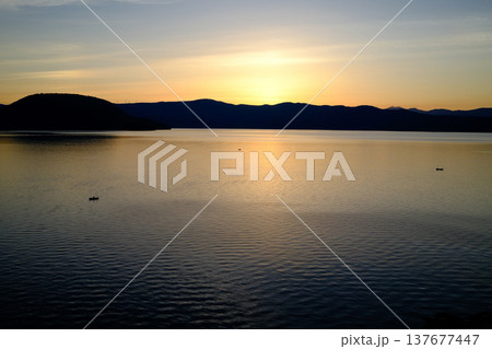 洞爺湖と朝焼け 137677447