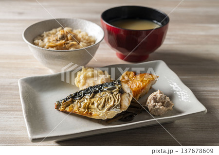 焼き鯖 日本の伝統的な魚料理 美しい焼き目のついた鯖の定食 焼き鯖 日本の伝統的な魚料理 美しい焼き目のついた鯖の定食 137678609
