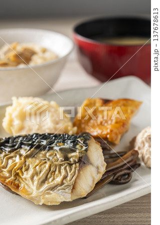 焼き鯖　日本の伝統的な魚料理　美しい焼き目のついた鯖の定食 137678613